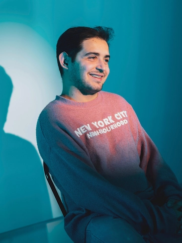 Imágen de actor sentado de lado