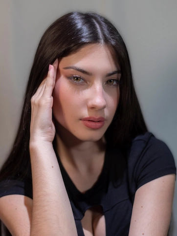 Imágen de actriz con camisa negra