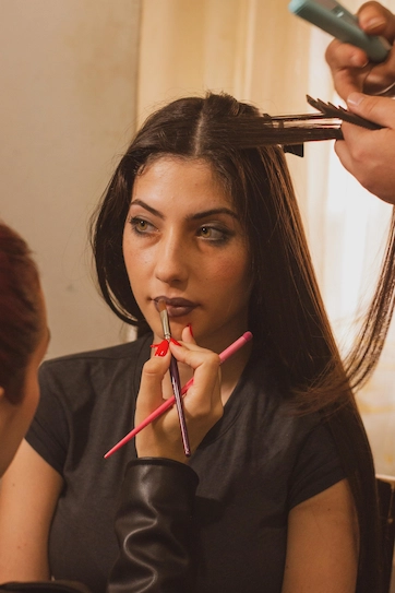 Imágen de actriz siendo maquillada