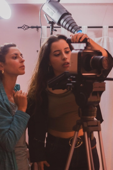 Imágen de directora con cámara